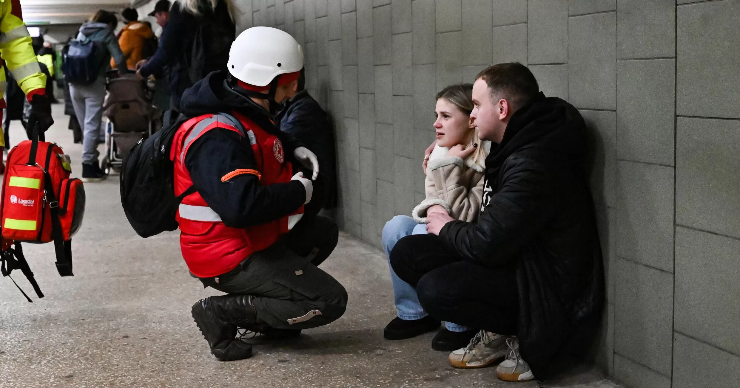Мешканці Харкова ховаються на станції метро під час російської атаки. Архівне фото / SERGEY BOBOK / AFP