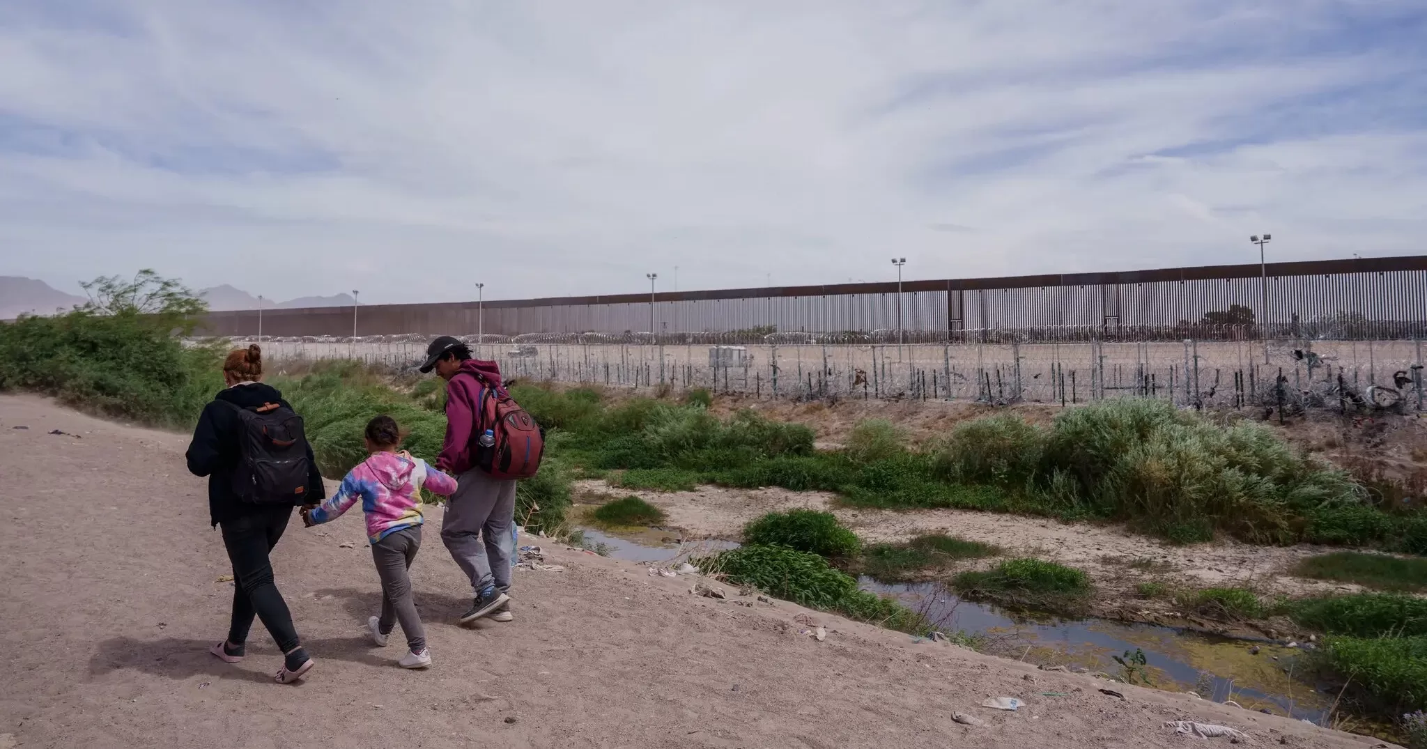 Мигранты из Венесуэлы идут вдоль Рио-Гранде в поисках места, где можно попасть в Соединенные Штаты / Фото The New York Times