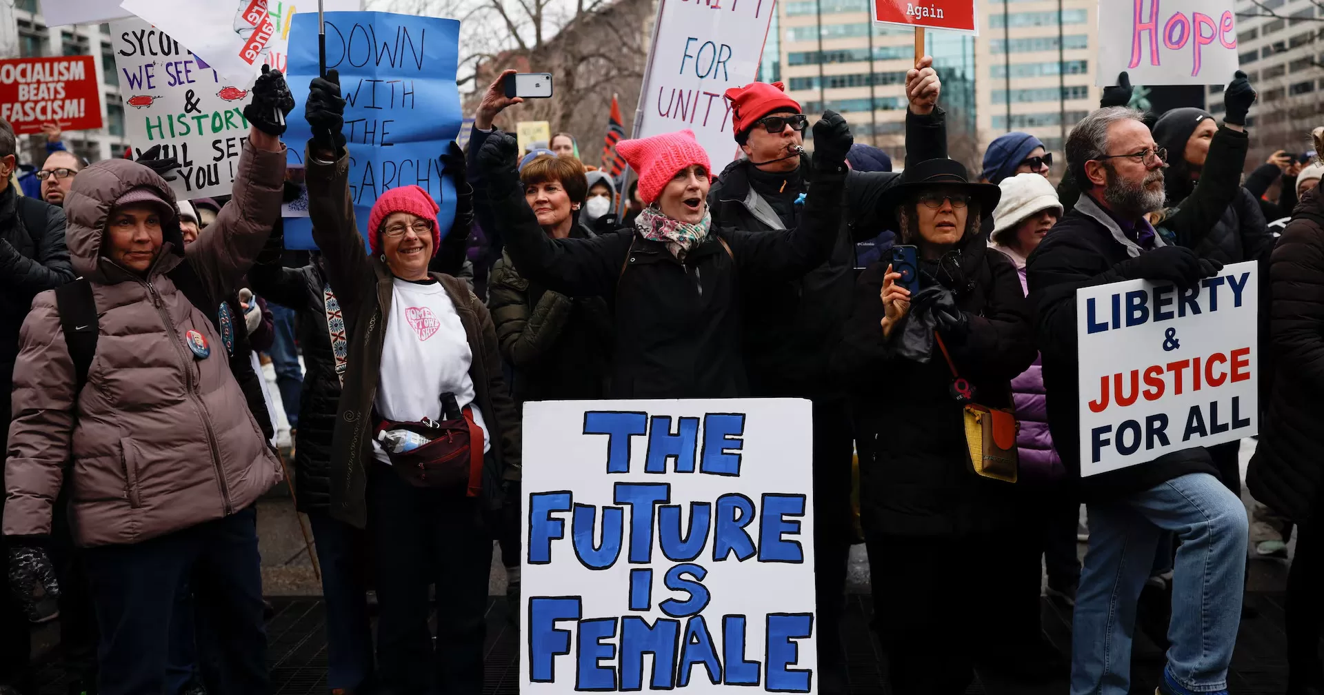 Люди принимают участие в «Народном марше на Вашингтон» перед инаугурацией Трампа. Вашингтон, США, 18 января 2025 / Фото Reuters