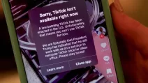 Человек держит iPhone с сообщением в приложении TikTok в Эвондейл Эстейтс, штат Джорджия, США, 18 января 2025 года / Фото EPA
