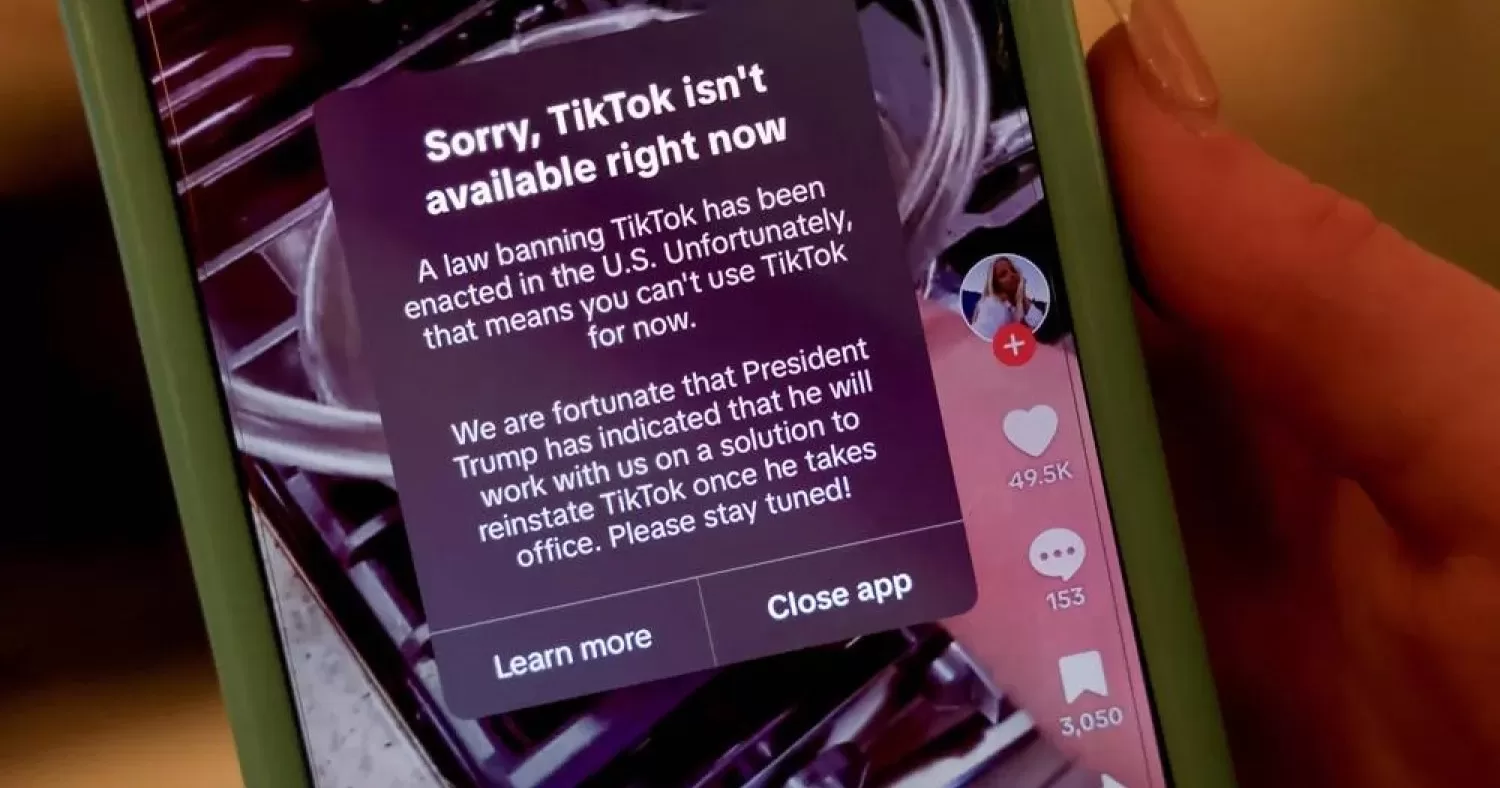 Человек держит iPhone с сообщением в приложении TikTok в Эвондейл Эстейтс, штат Джорджия, США, 18 января 2025 года / Фото EPA