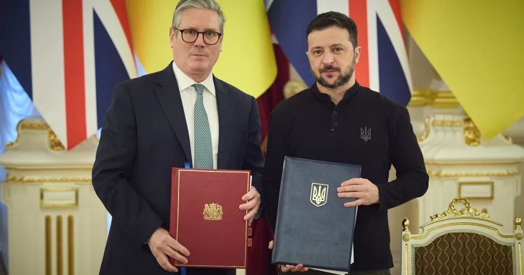 Прем'єр-міністр Великої Британії Кір Стармер і президент України Володимир Зеленський після церемонії підписання Угоди про асоціацію в Києві, 16 січня / Фото Офіс президента України