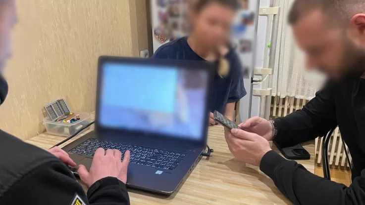 Поліцейські та працівники прокуратури встановили, що військовозобов'язані, які проходили ВЛК в одному з місцевих РТЦК та СП, могли за 10 тисяч доларів замовити у фігурантів «послугу» зі зняття з військового обліку / Фото Нацполіція