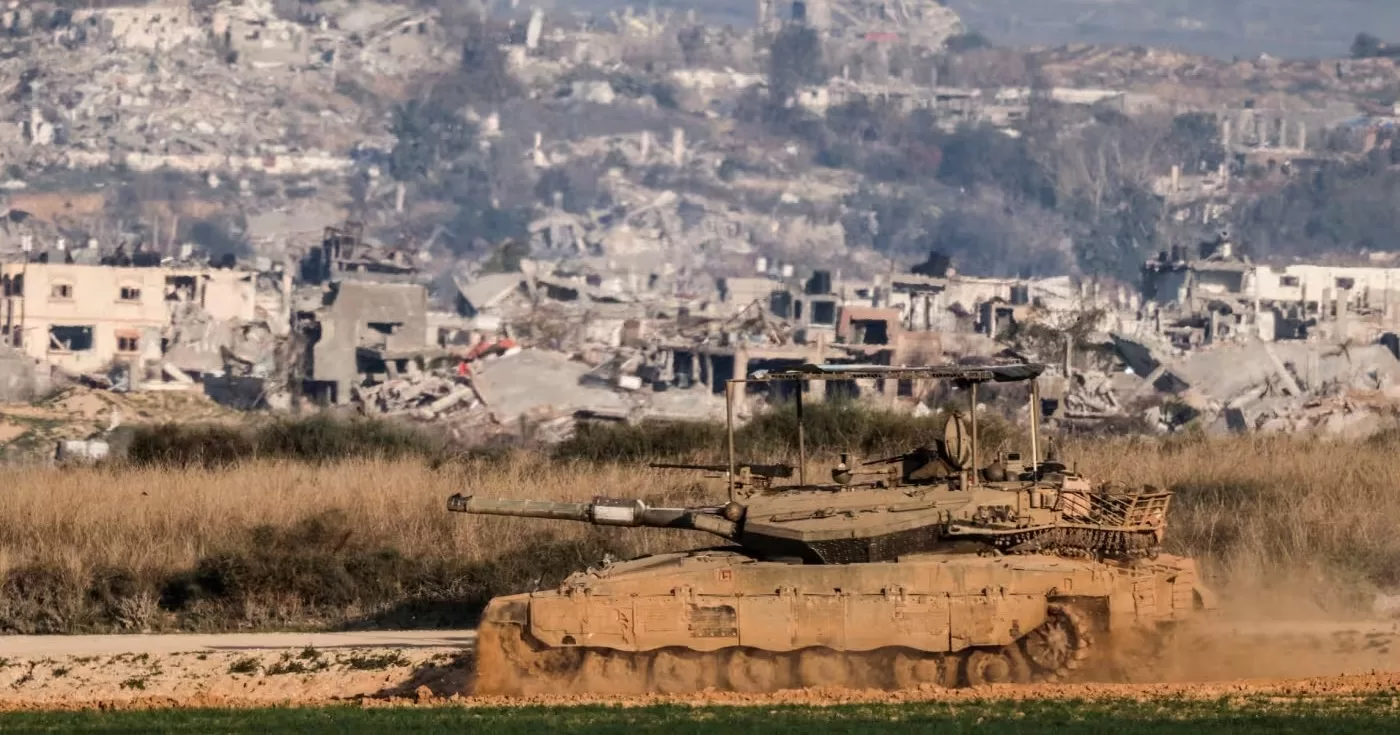 Танк патрулирует израильскую сторону границы с Газой / Фото Reuters