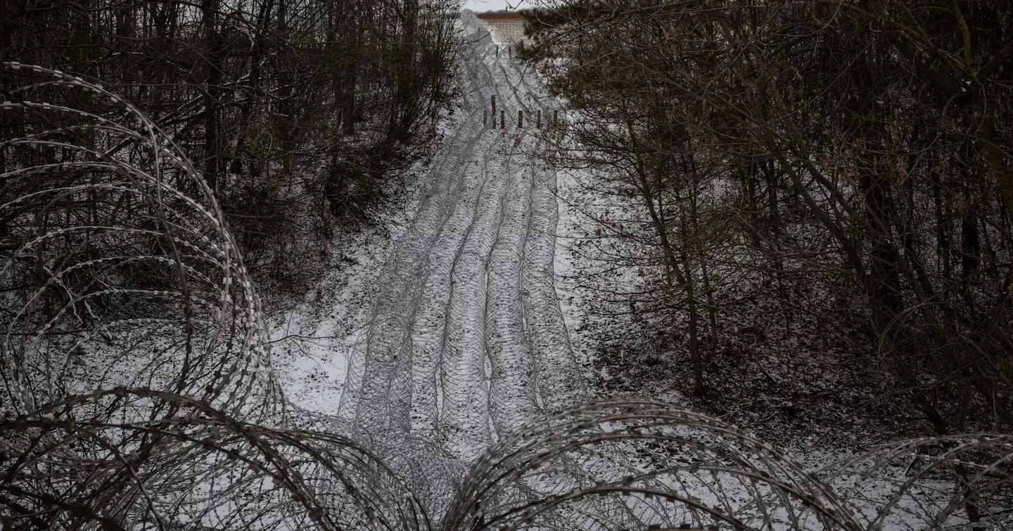 Рулоны проволоки типа «Егоза» на дороге, ведущей к пограничному переходу Украины с Россией в Сумской области / Фото The Washington Post