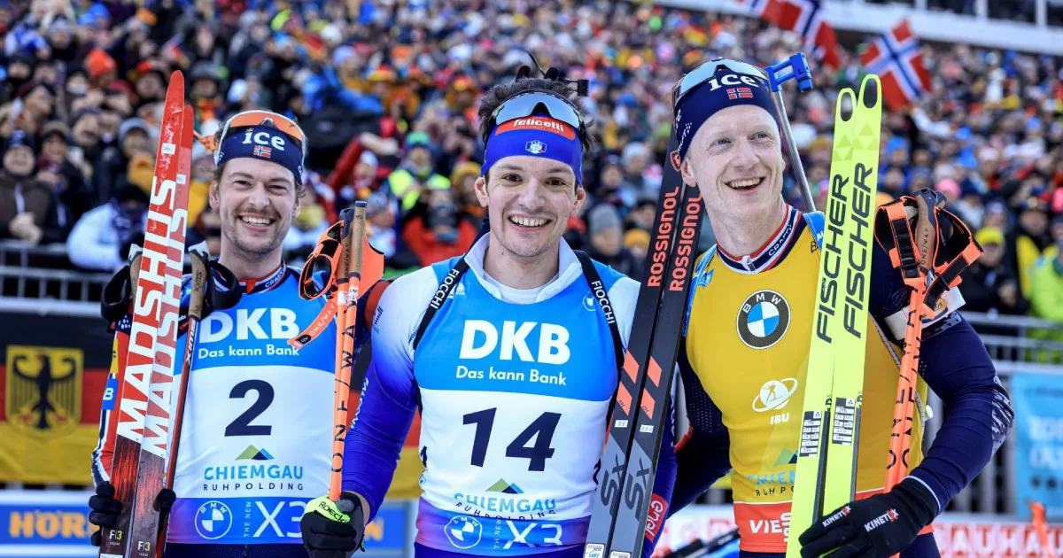 Итальянец Томмазо Джакомель (в центре) празднует первую победу в карьере в масстарте Рупольдинга / Фото Nordic Focus
