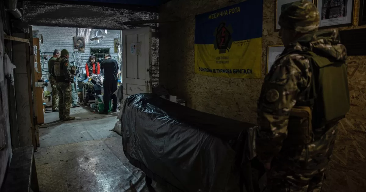 Український військовослужбовець чекає на закінчення операції, щоб забрати пораненого товариша по службі в медичному стабілізаційному пункті в Донецькій області, 17 січня 2025 / Фото AP