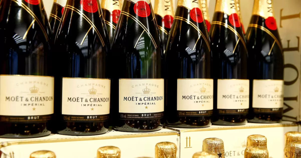 Бутылки французского шампанского Moet & Chandon предлагаются в супермаркете швейцарской розничной группы Coop в Зумиконе, Швейцария, 13 декабря 2016 года / Фото Reuters