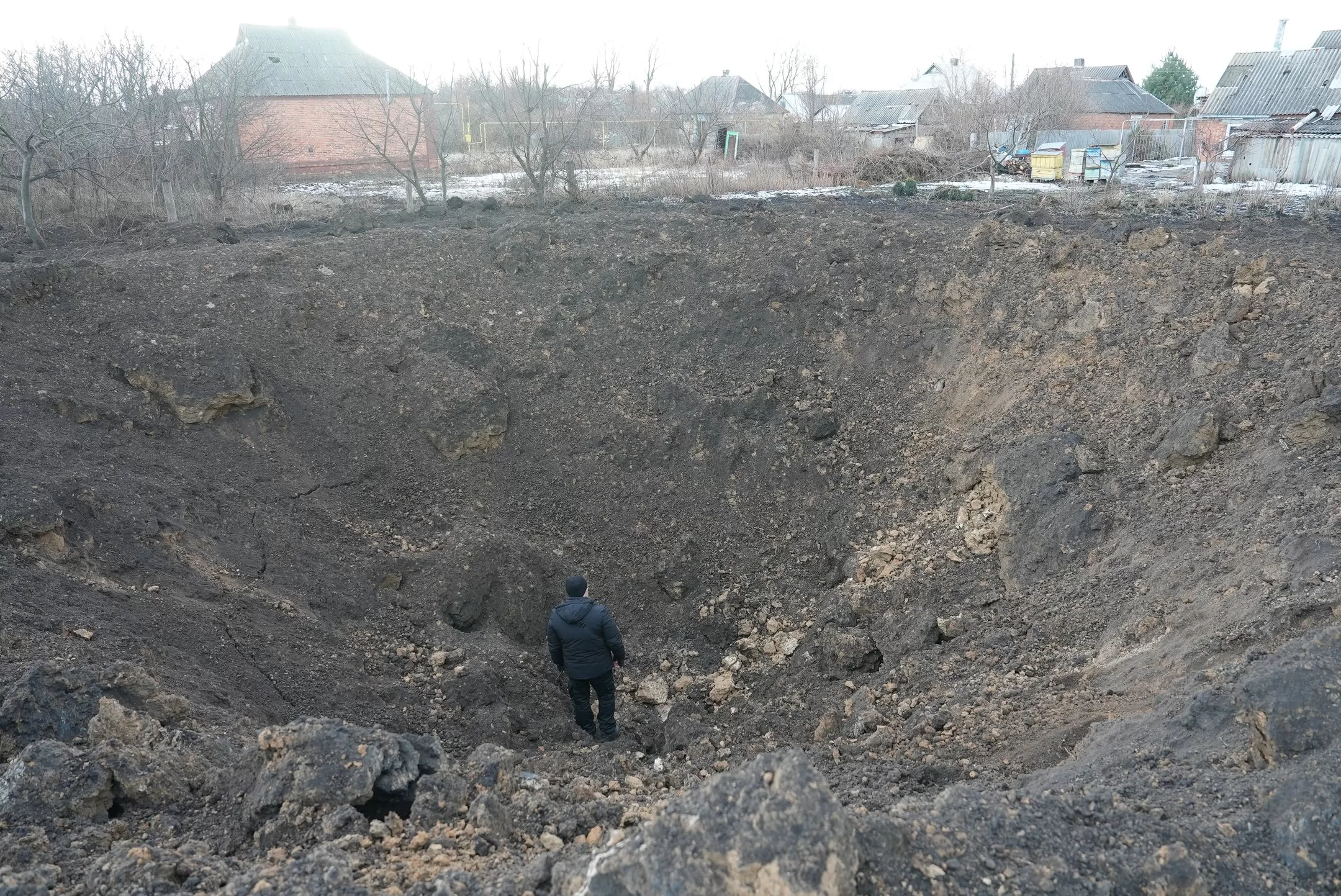 Вирва, яка утворилася після російського удару по селищі Золочів 17 грудня, 2024 року / Фото: Суспільне