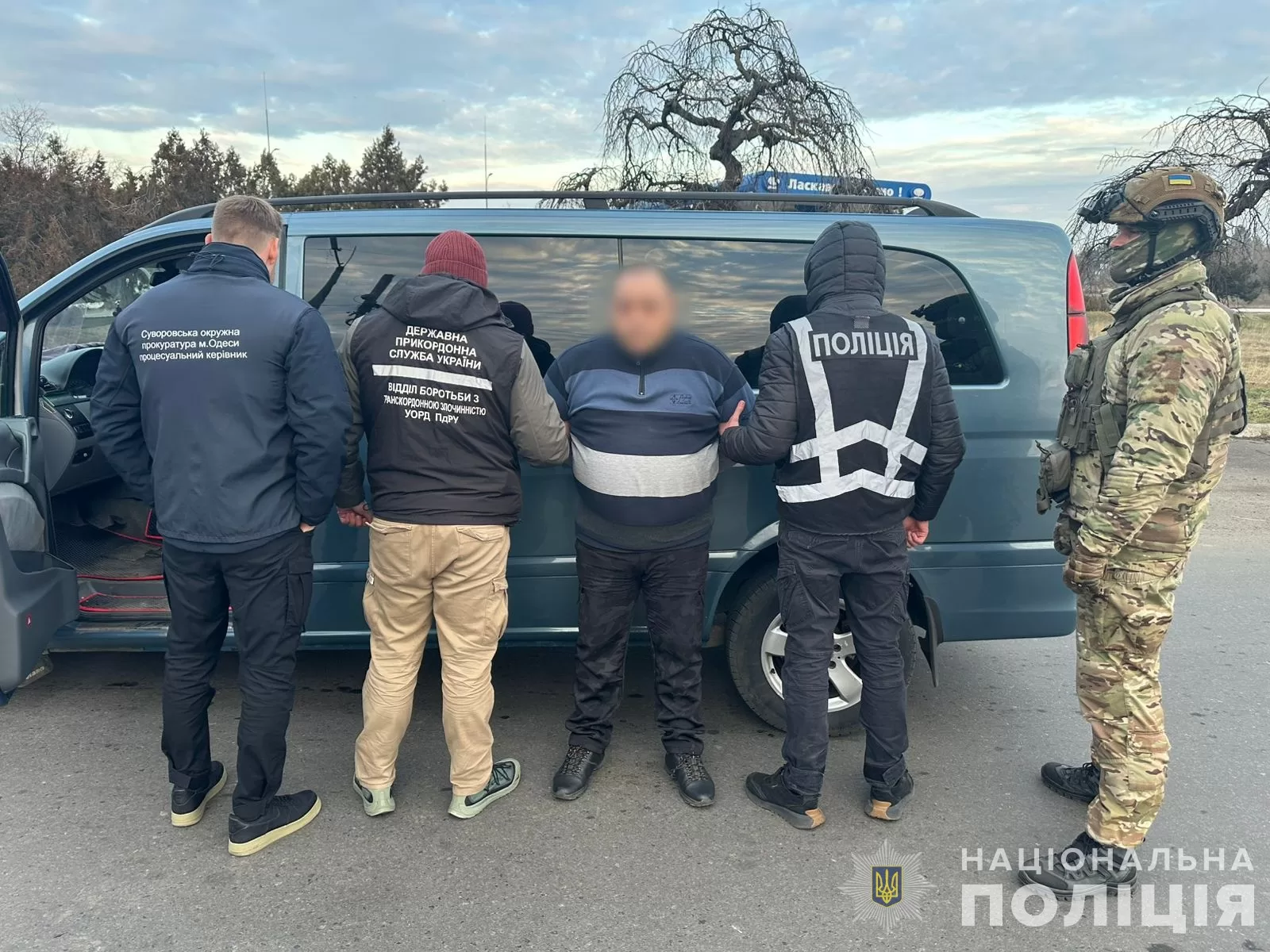 Затримання рдного з учасників схеми нелегального переправлення військовозобовʼязаних за кордон / Фото: Нацполіція