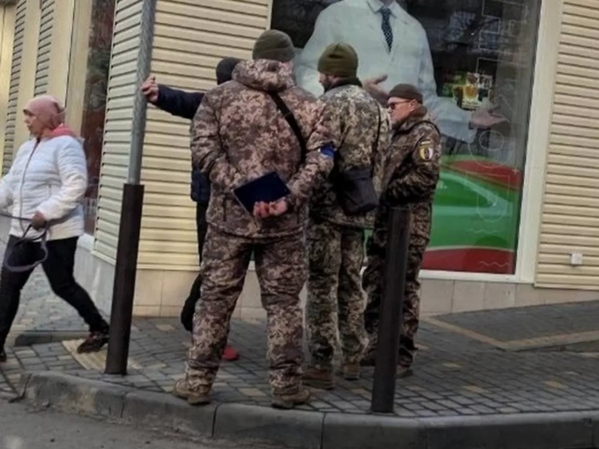 Военные общаются с гражданским / Скриншот из видео