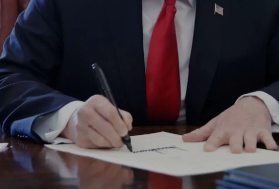 Президент США Дональд Трамп подписывает первые указы / Фото: whitehouse.gov