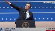 Генеральный директор Tesla и Spacex Илон Маск делает странный жест рукой во время инаугурационного парада / Кадр из трансляции