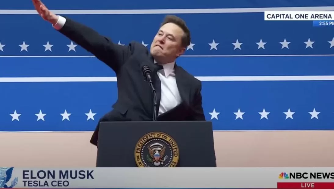 Генеральный директор Tesla и Spacex Илон Маск делает странный жест рукой во время инаугурационного парада / Кадр из трансляции