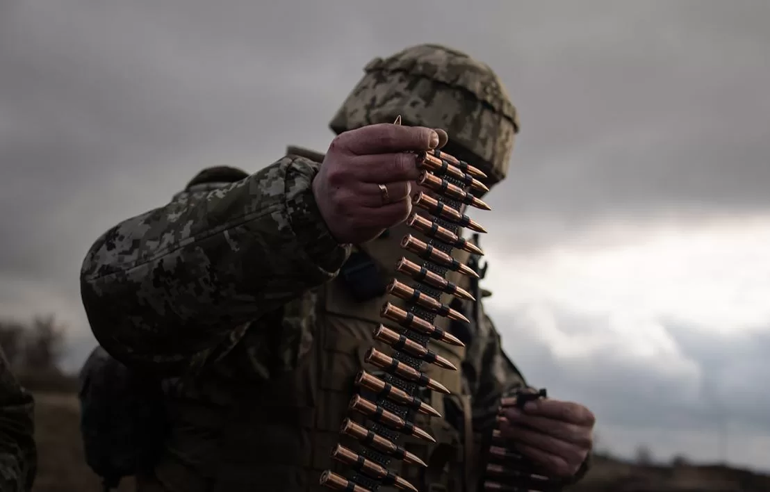 Воїн 24 ОМБр імені короля Данила заряджає кулемет / Фото: Сухопутні війська ЗСУ