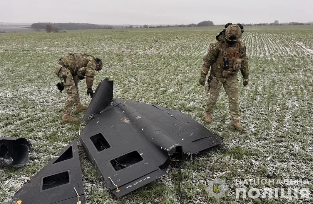 Взрывотехники полиции проводят обезвреживание и уничтожение боевой части ударного БПЛА / Фото: Нацполиция