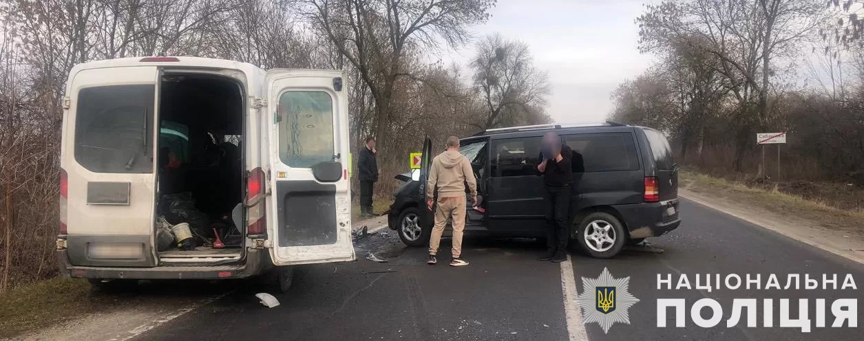 П’ятеро людей постраждали у зіткненні мікроавтобусів на Львівщині (фото)