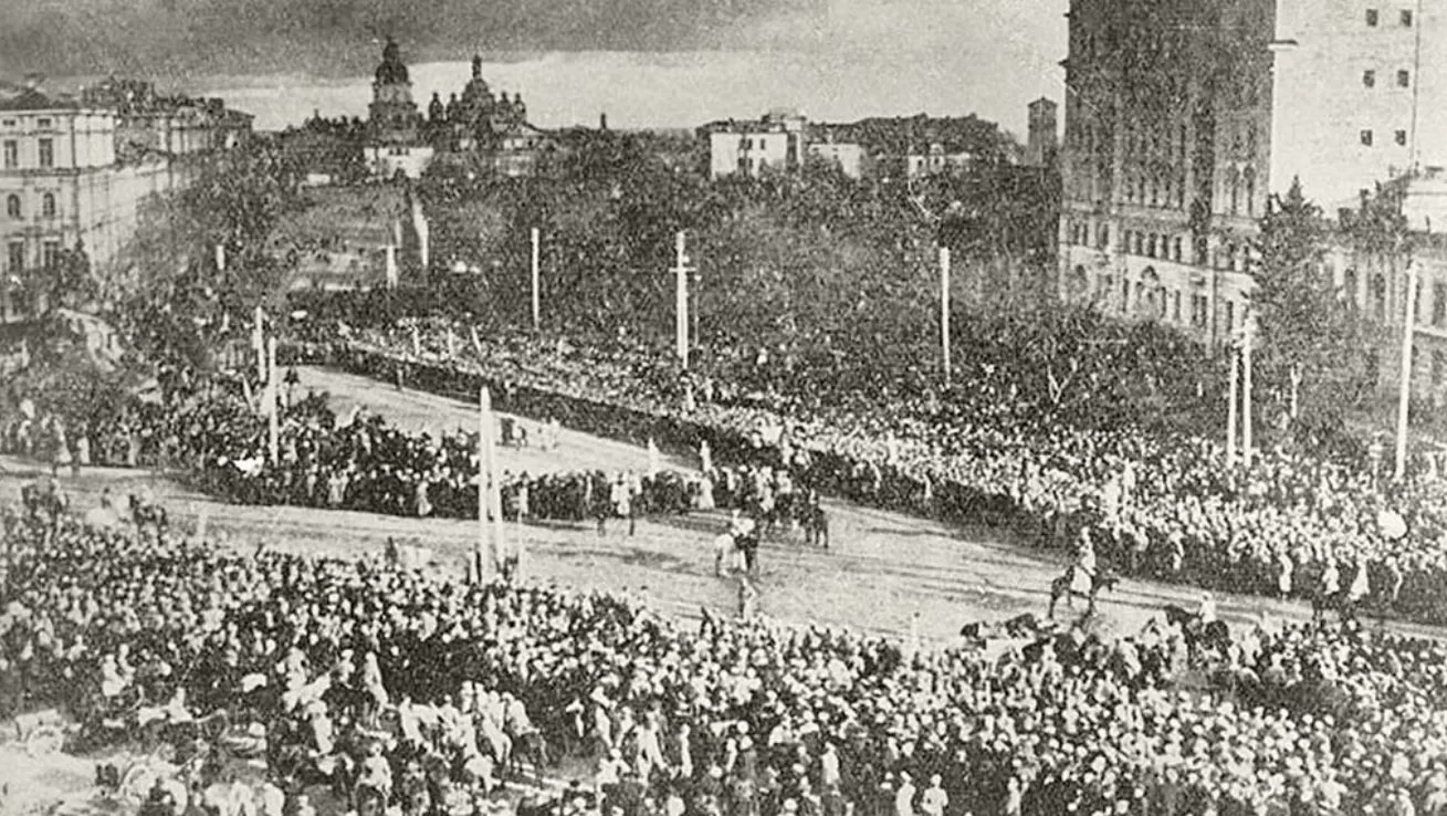 Проголошення Акту злуки Української Народної Республіки та Західно-Української Народної Республіки на Софійській площі у Києві 22 січня 1919 року / Фото: Велика Українська Енциклопедія