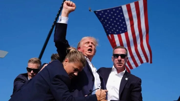 Дональд Трамп на митинге после того, как в него стреляли / Фото: Associated Press