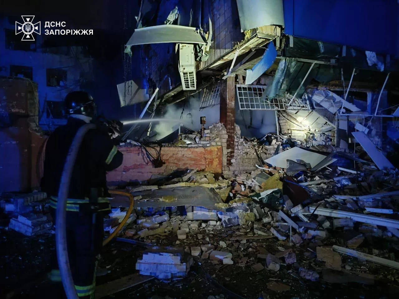 Рятувальники ліквідовують наслідки російського удару по Запоріжжю / фото: ДСНС