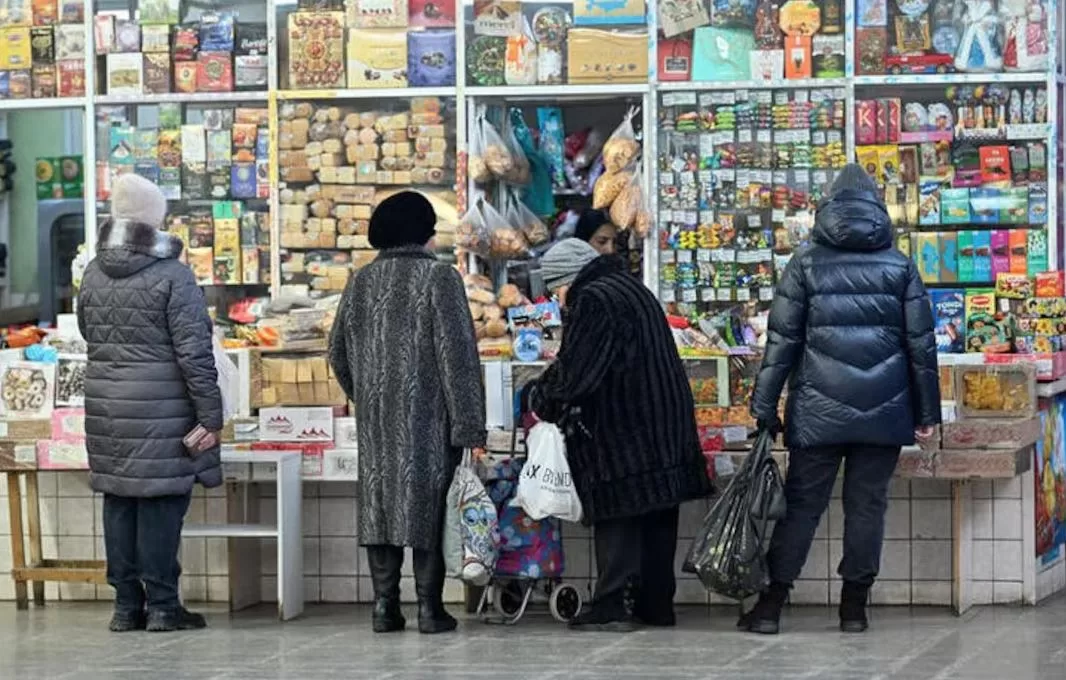 Покупці стоять у черзі біля кіоску на продовольчому ринку в російському місті Омськ / Фото: REUTERS