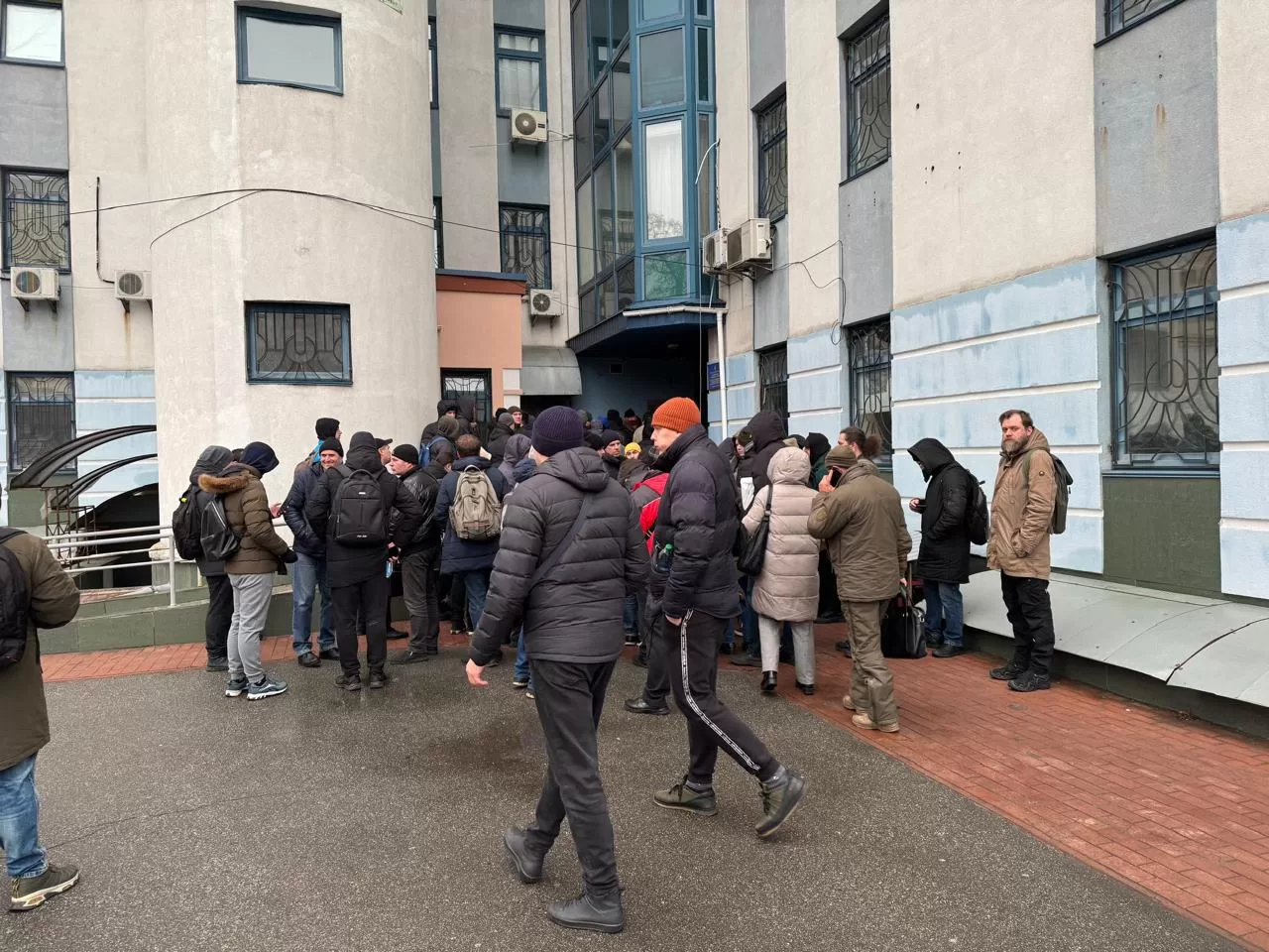 Очередь в ТЦК / Фото: Катерина Черногоренко
