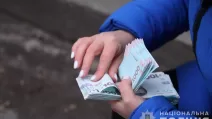 Женщина держит в руках деньги / Фото иллюстративное: Нацполиция