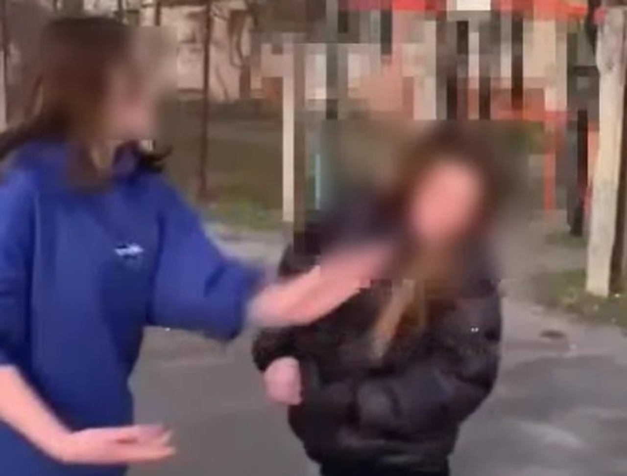 Фрагмент бійки неповнолітніх у Києві / Скриншот із відео