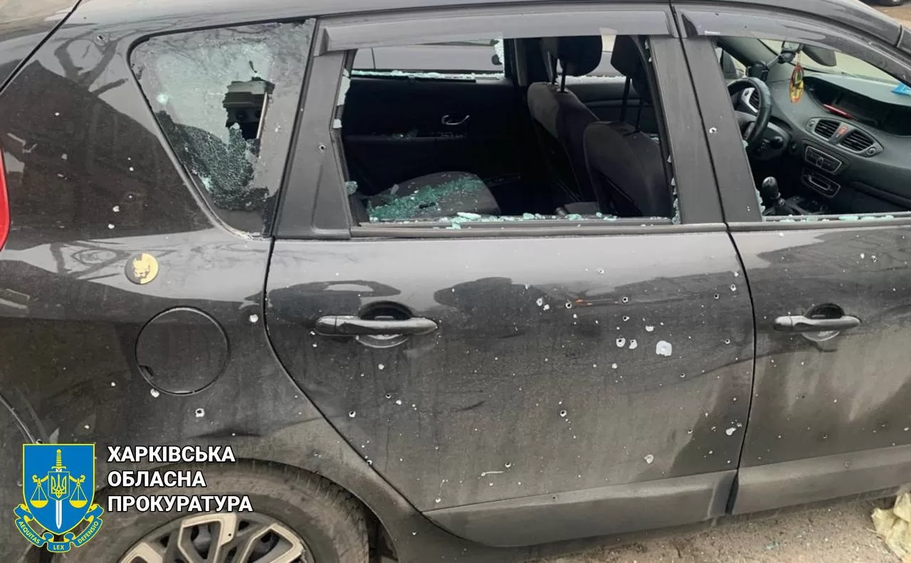 Пошкоджена внаслідок удару дрона "Молнія" автівка у Харкові / Фото: Харківська обласна прокуратура