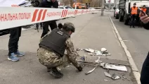 Вибухотехнік оглядає безпілотник, який атакував Харків / Фото: Суспільне