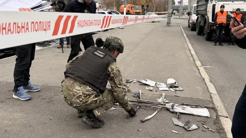 Вибухотехнік оглядає безпілотник, який атакував Харків / Фото: Суспільне