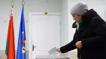 Женщина на избирательном участке во время президентских выборов в Минске, Беларусь, 26 января 2025 года / Фото: REUTERS