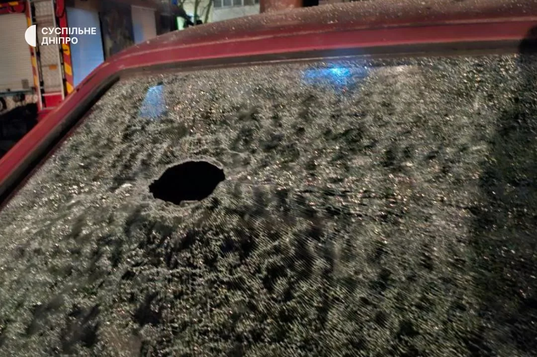Пошкоджена внаслідок атаки дронів автівка в Дніпрі / Фото: Суспільне Дніпро