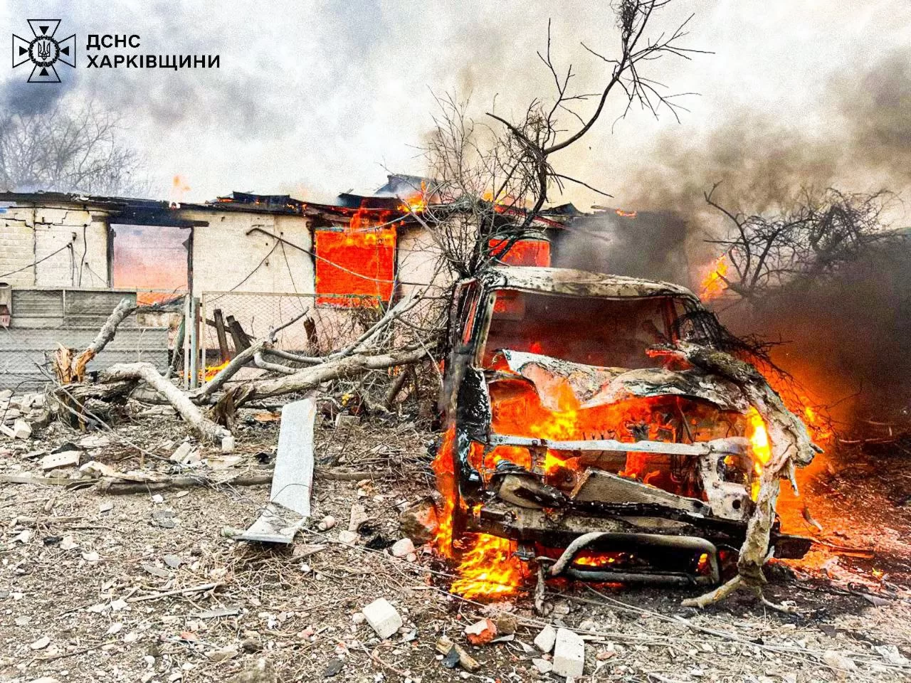 Пожежа після обстрілу Куп'янська / Фото: ДСНС Харківщини