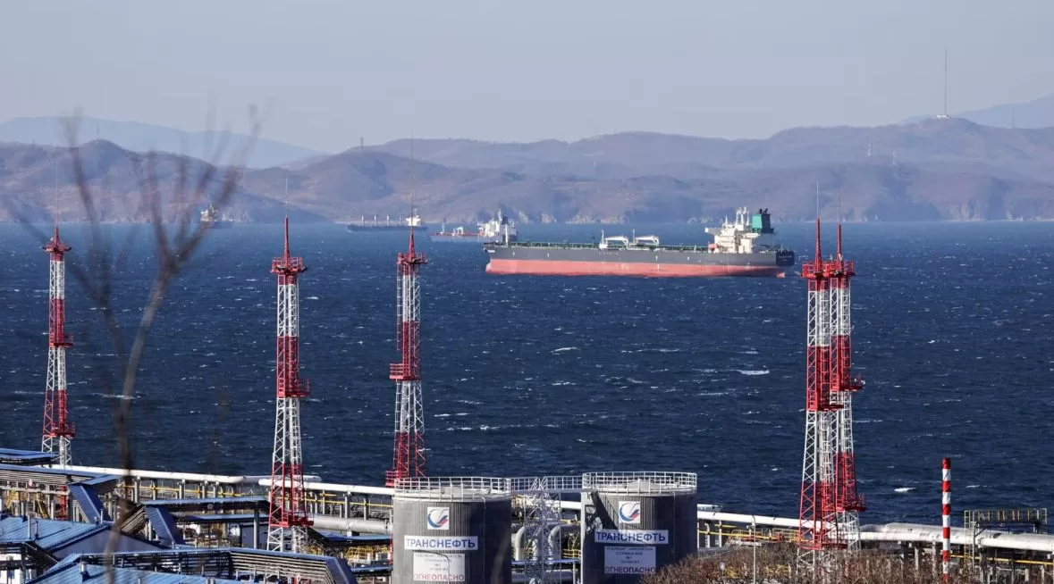 Нефтяной танкер Fuga Bluemarine вблизи порта Козьмино в Находкинской бухте / Фото: Reuters