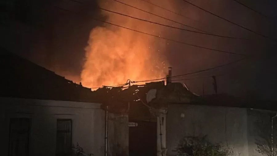 Пожежа у приватному будинку внаслідок влучання російського безпілотника. 17 листопада 2024 року / Фото: 19 полк Нацгвардії України