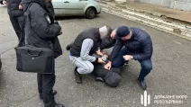 Затримання одного з підозрюваних в організації схеми ухилення від мобілізації в Харкові / Фото: ДБР