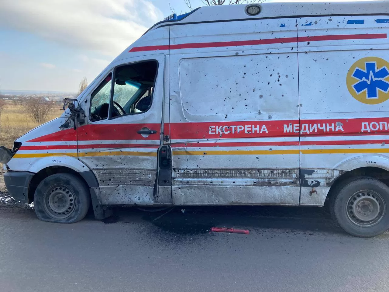 На Харківщині окупанти завдалим удару дроном по автівці "швидкої" / Фото: Олег Синєгубов