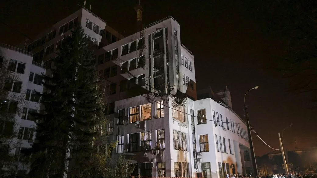 Будівля Держпрому, яка постраждала внаслідок російського авіаудару / Фото: Telegram/Zelenskiy_Official