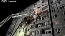 Зруйнована росіянами багатоповерхівка у Сумах / Фото: ДСНС