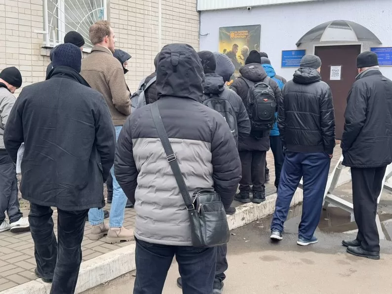 Мужчины под зданием ТЦК и СП / Фото: Суспільне Черкаси