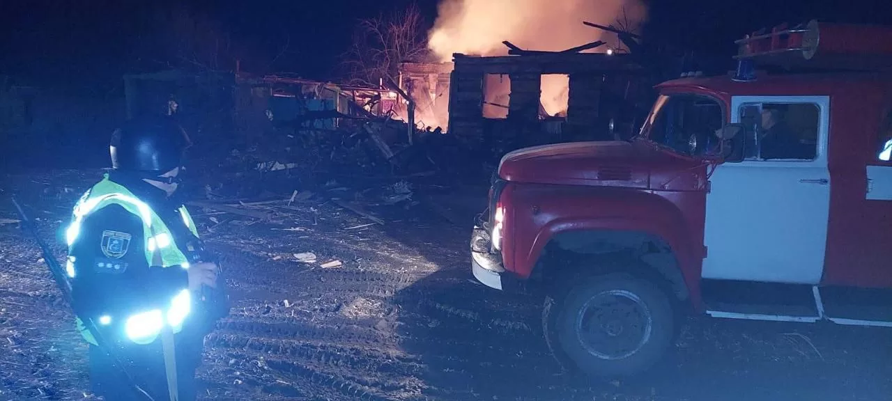 Спасатели на месте пожар после попадания БпЛА в дом на Сумщине / Фото: Сумская ОВА