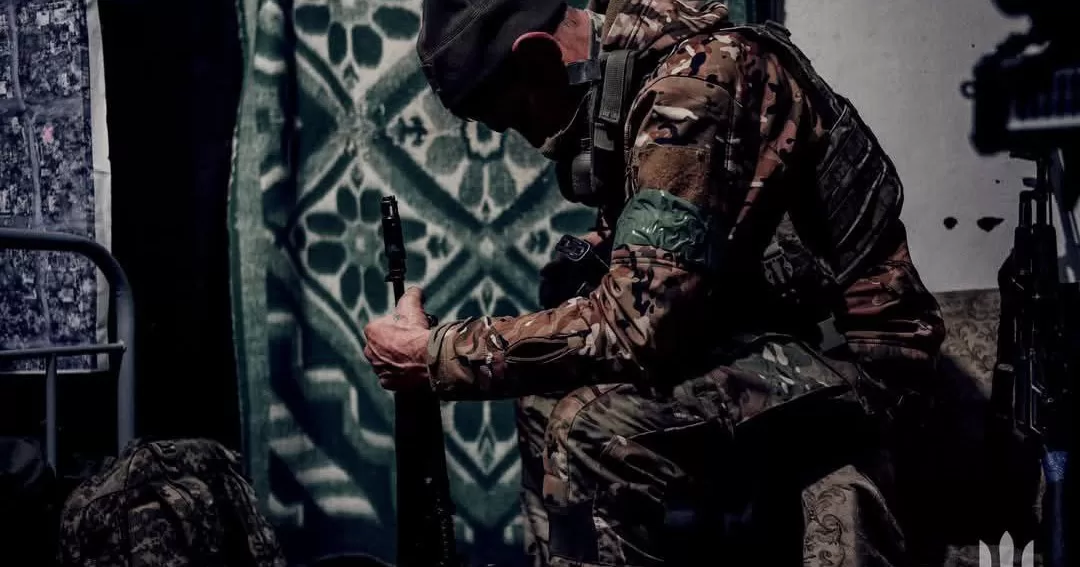 Солдаты 42-й ОМБр заходят в дом после боевого задания / Фото Сухопутные войска ВСУ