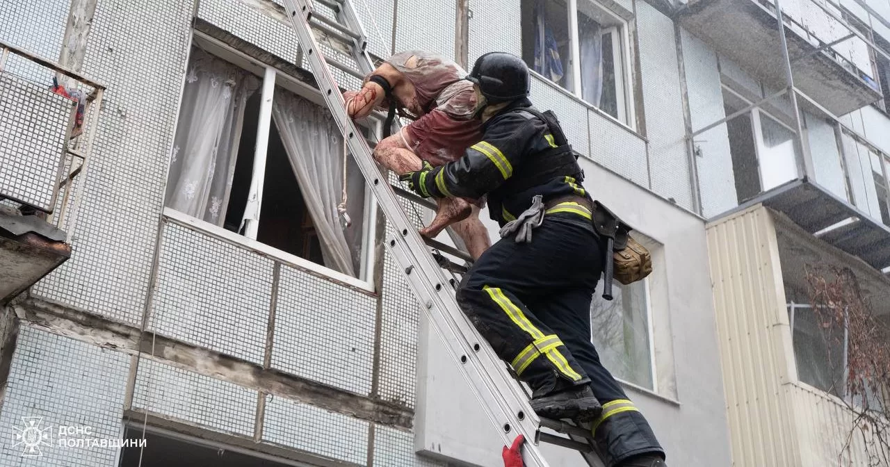 22 человека спасли ГСЧСники из разрушенной российским ударом жилой многоэтажки в Полтаве / Фото МВД