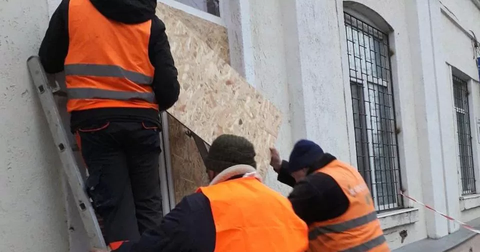 Фахівці КП «Харківспецбуд» працюють на відновленні постраждалих будинків / Фото Харківська міськрада