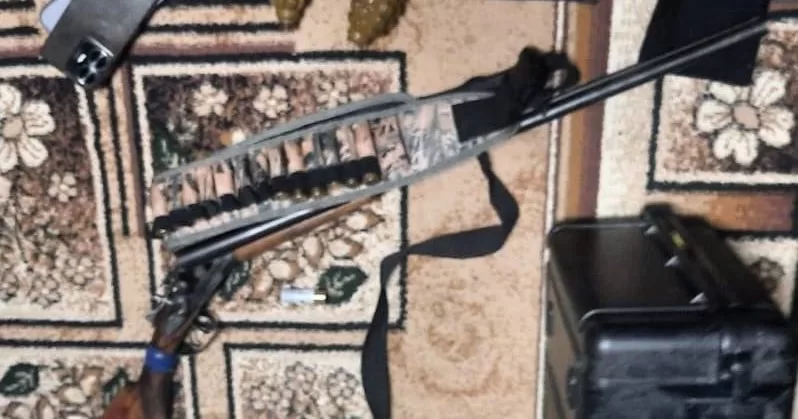 Во время обыска правоохранители изъяли у лубенца 2 корпуса ручных гранат, охотничье ружье, патроны, балаклаву, мобильные телефоны и т.д. / Фото прокуратура Полтавской области