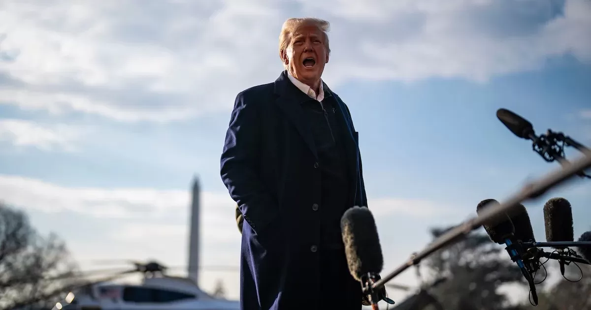 Президент Дональд Трамп общается с журналистами 24 января на Южной лужайке Белого дома / Фото The Washington Post