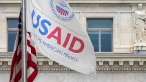 Флаг Агентства США по международному развитию (USAID) развевается у здания штаб-квартиры агентства 30 января 2024 года в Вашингтоне, округ Колумбия / Фото CNN