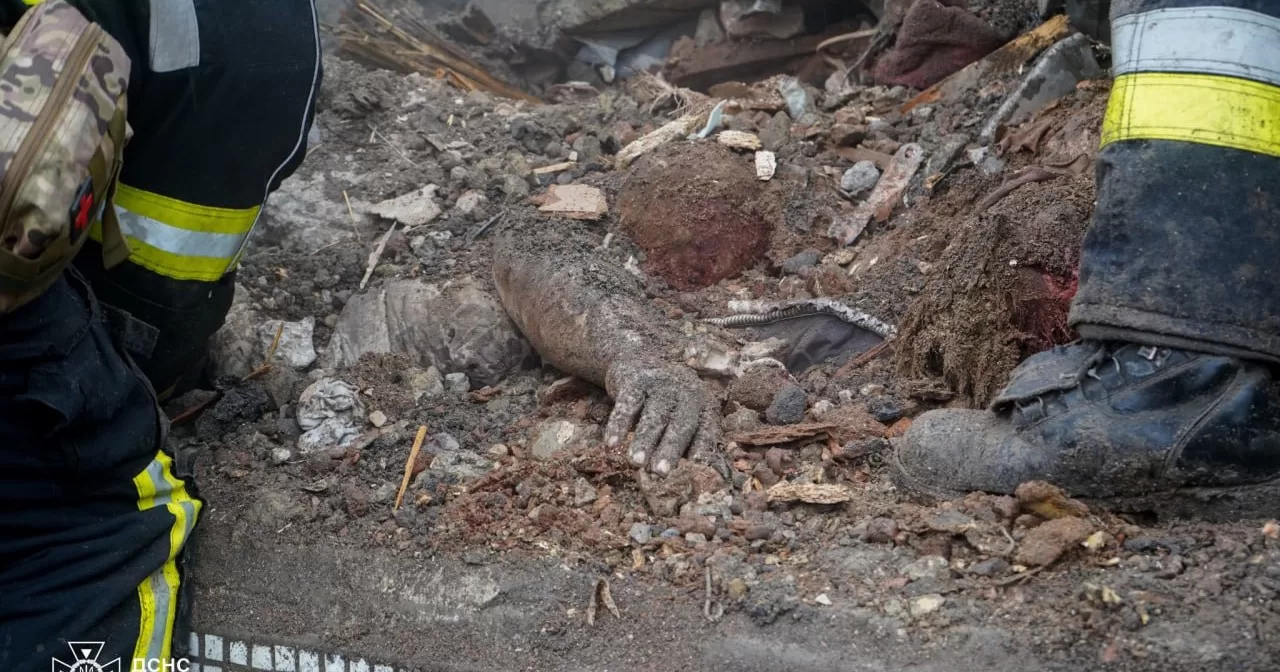 Рятувальники виявили ще одне тіло на місці російского ракетного удару по житловому будинку у Полтаві / Фото ДСНС