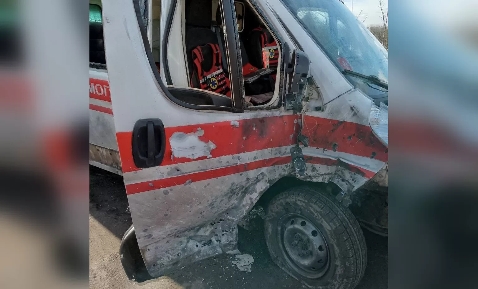 Поврежденная в результате удара дрона машина «скорой» на Харьковщине / Фото: Харьковская ОВА